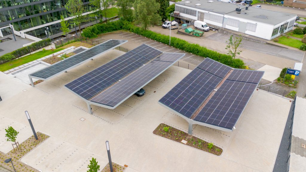 SolarCarport-Anlage mit Photovoltaikmodulen auf einem Firmenparkplatz – nachhaltige Energiegewinnung durch eParc-SolarCarport-Systeme.